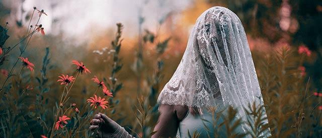 Photo by Calteux of a woman in a field