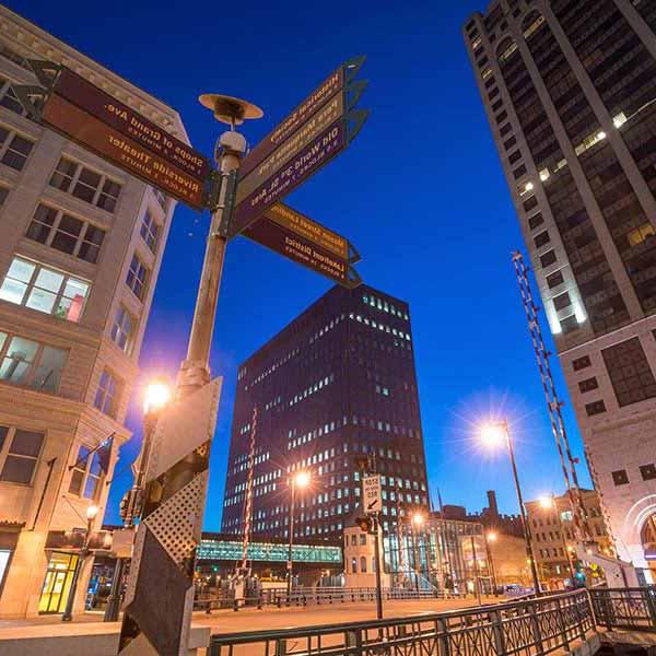 Image of the Wisconsin Avenue Bridge in downtown Milwaukee